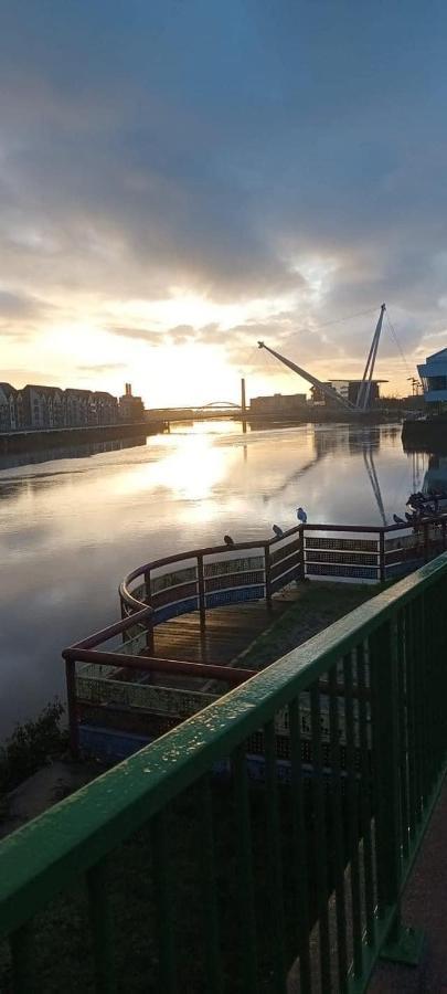 Luxury Riverside 2 Bedroomed Apartment With Balcony Newport  Esterno foto