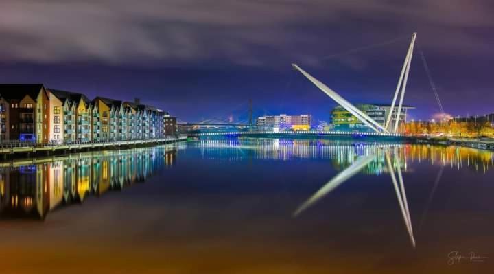 Luxury Riverside 2 Bedroomed Apartment With Balcony Newport  Esterno foto