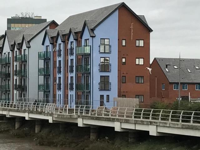 Luxury Riverside 2 Bedroomed Apartment With Balcony Newport  Esterno foto