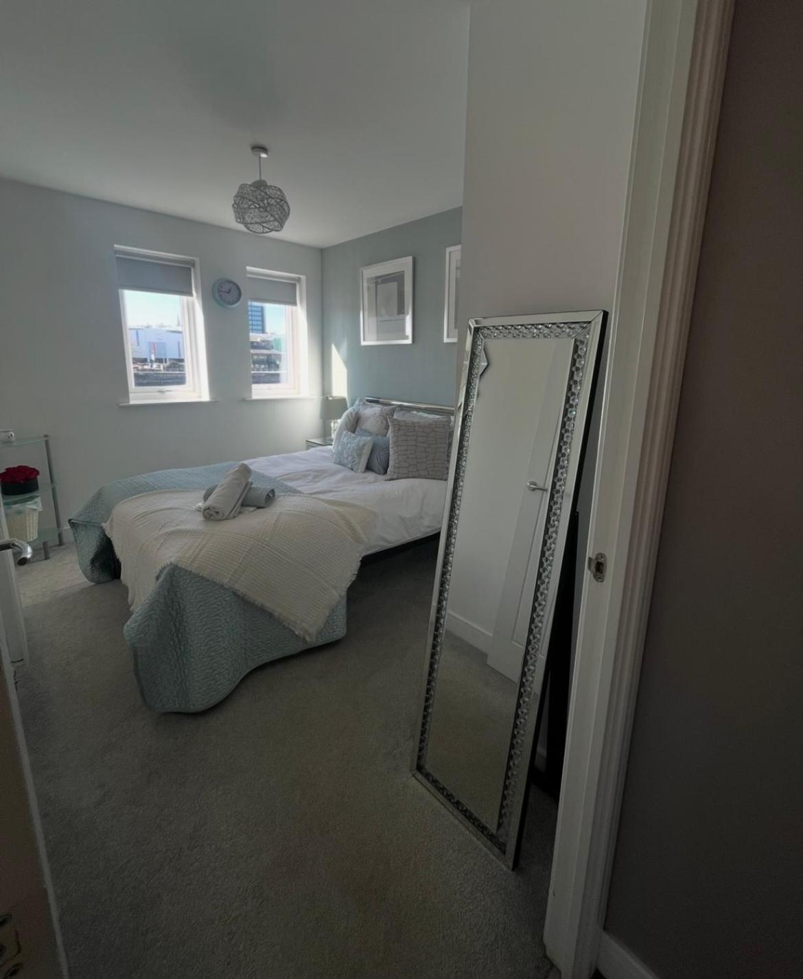 Luxury Riverside 2 Bedroomed Apartment With Balcony Newport  Esterno foto