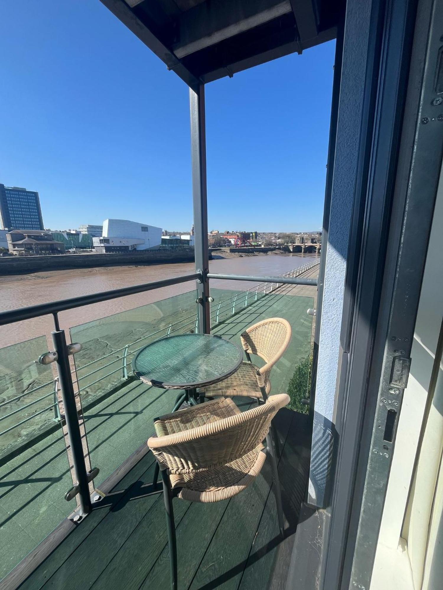 Luxury Riverside 2 Bedroomed Apartment With Balcony Newport  Esterno foto