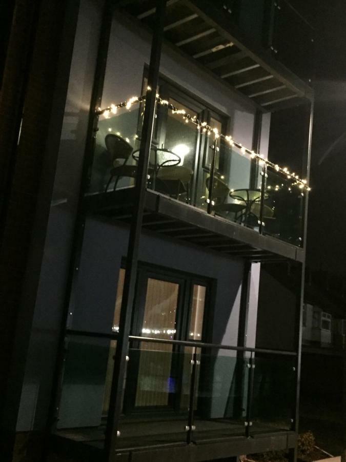 Luxury Riverside 2 Bedroomed Apartment With Balcony Newport  Esterno foto