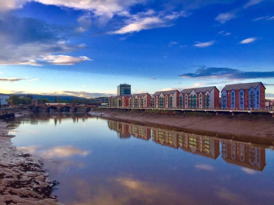 Luxury Riverside 2 Bedroomed Apartment With Balcony Newport  Esterno foto